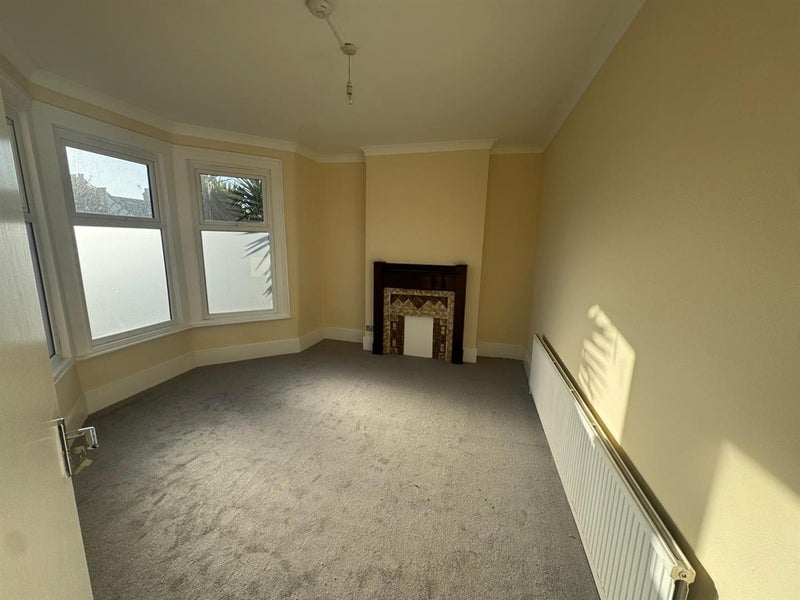 Photo 1: Turnpike Lane