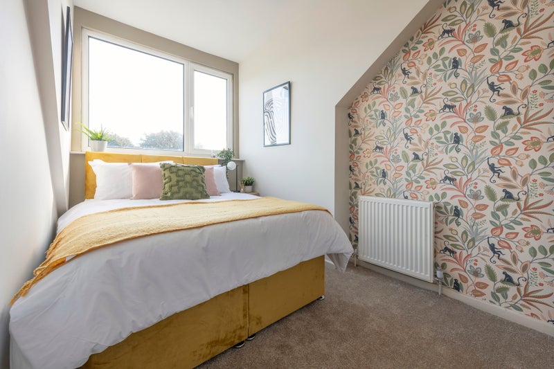 Photo 1: Room 4 with Off-suite