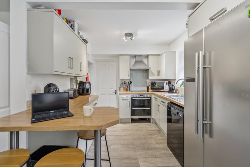 Photo 1: Kitchen Lounge