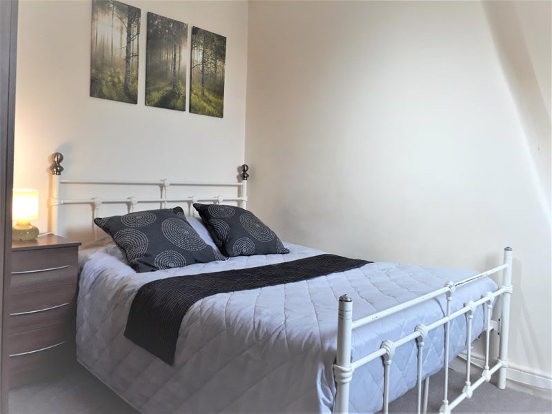 Photo 1: Beautiful spacious room with double bed, for single occupancy.