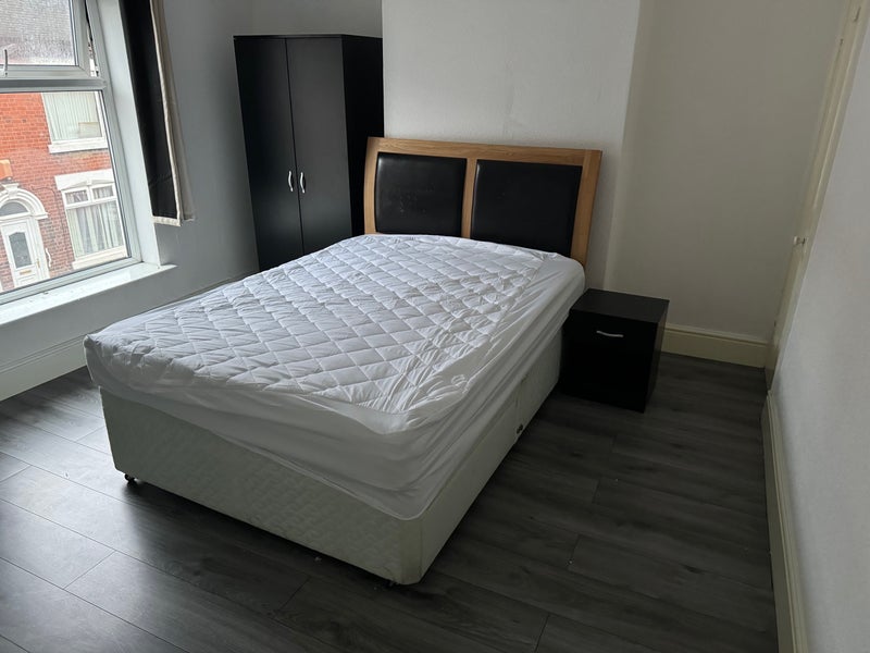 Photo 1: Spacious  double room fully finished