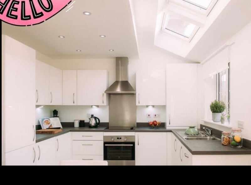 Photo 1: Well equipped kitchen