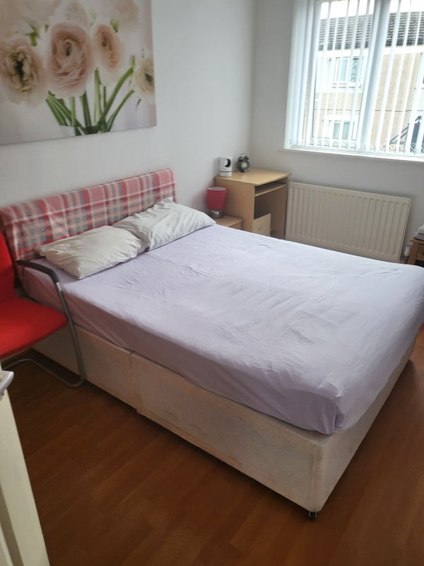 Photo 1: Double bed 