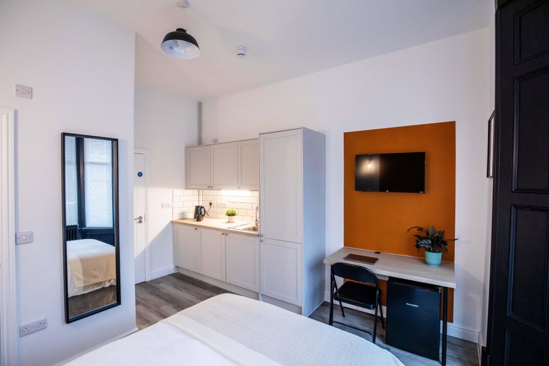 Photo 1: Room 1 ensuite & kitchen £775