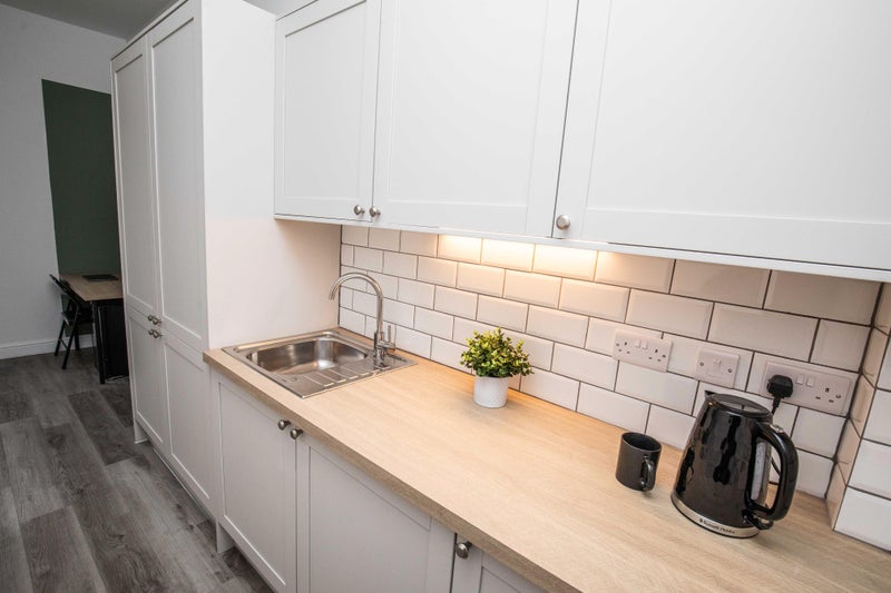 Photo 1: Room 3 £775 with ensuite and kitchenette