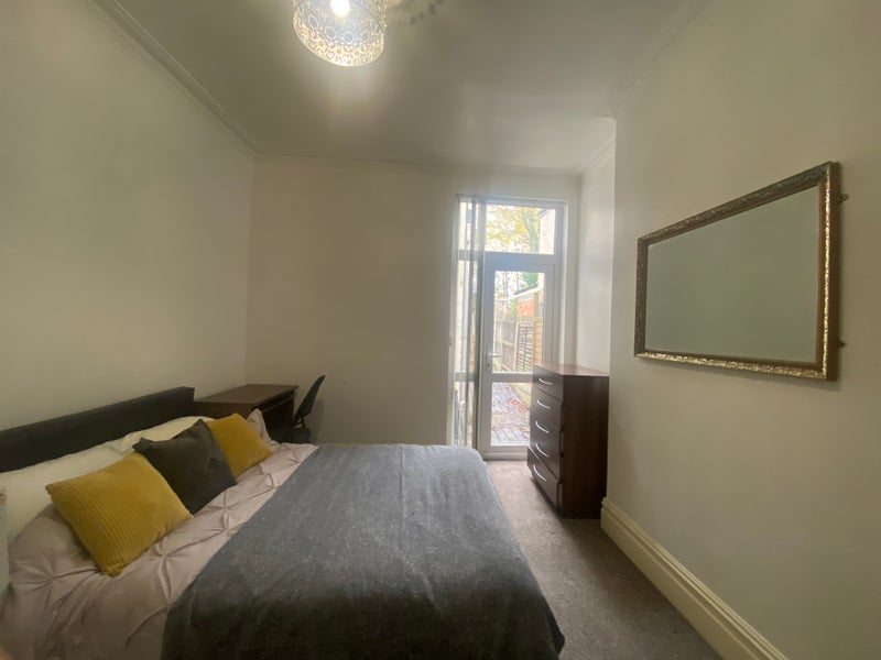 Photo 1: Spacious double room