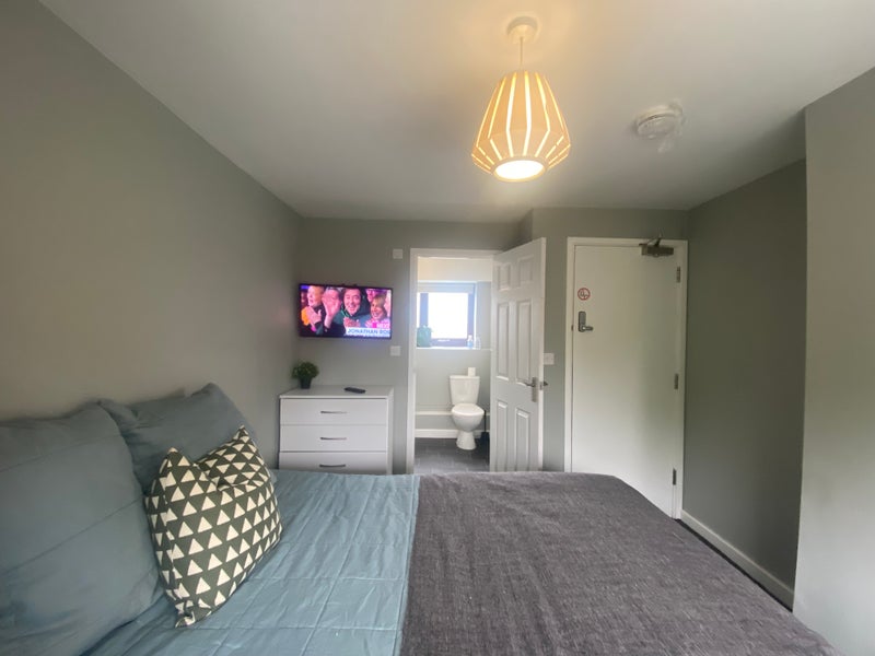 Photo 1: Double ensuite room