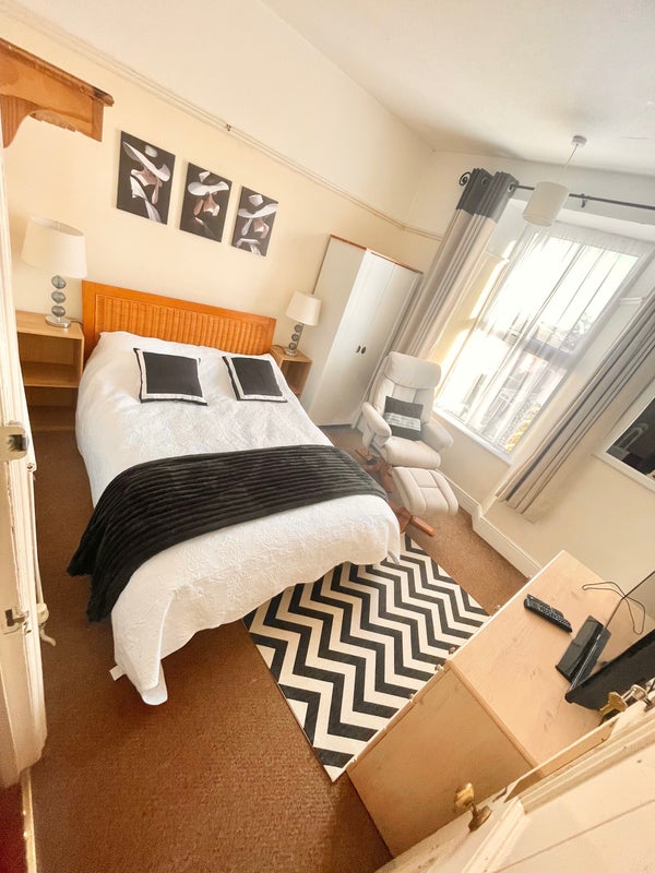 Photo 1: Large en suite 