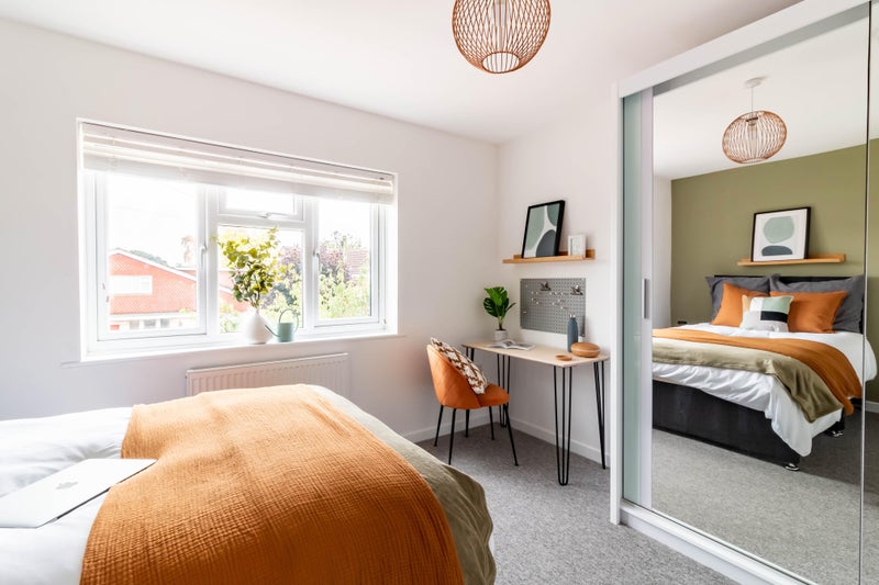 Photo 1: A beautiful south facing bright room