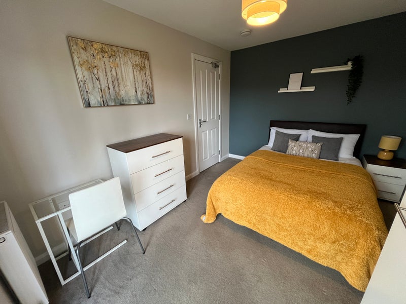 Photo 1: Lovely double room with juliet balcony