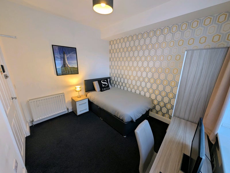 Photo 1: Room 4 - Double En-Suite