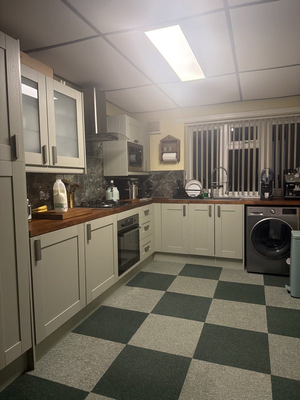 Photo 1: Fully equipped kitchen 