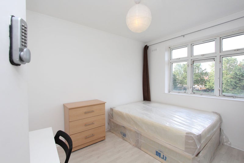 Photo 1: Room 1: £205 per week - Double room for single use - £888 per month