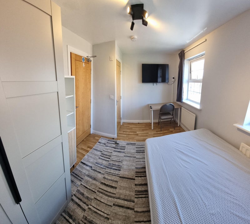 Photo 1: Clean modern double bedroom