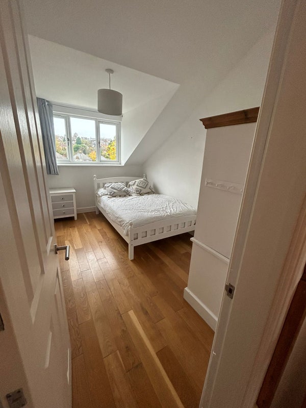 Photo 1: £450 pcm.  Includes bill.  Wardrobe plus draws.