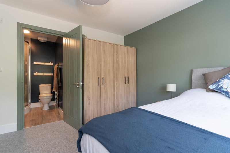 Photo 1: Fully furnished double en-suite room ALL bills included