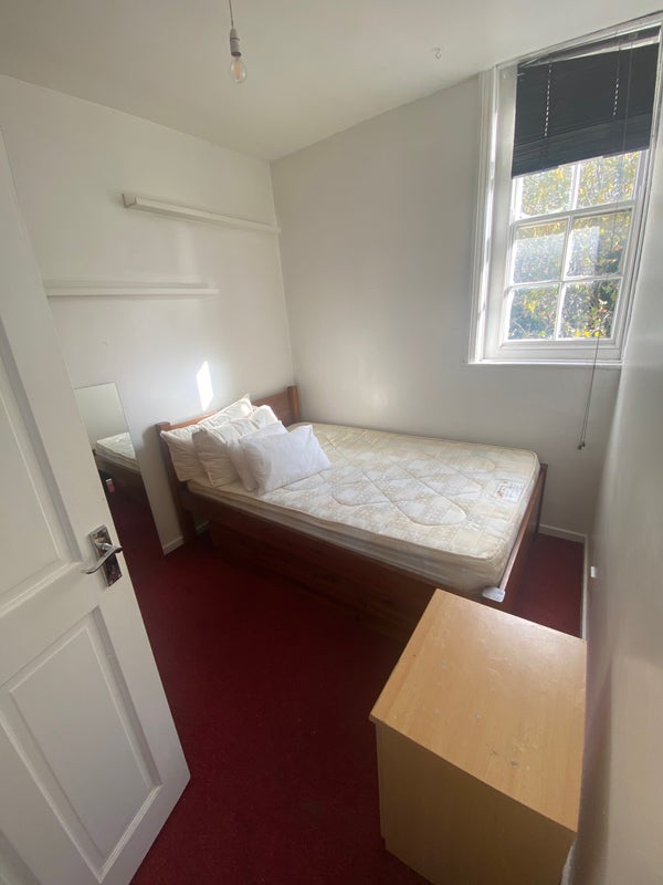 Photo 1: The room (upstairs)