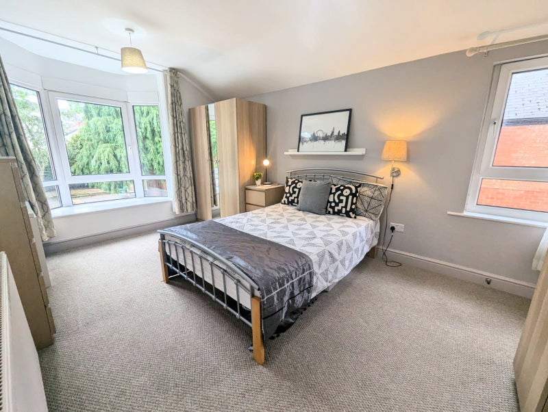 Photo 1: Room 5 En Suite