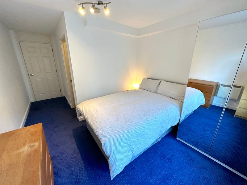 Photo 1: Double Ensuite