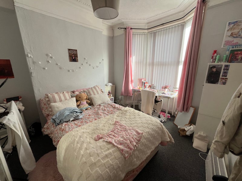 Photo 1: Double bedroom available 