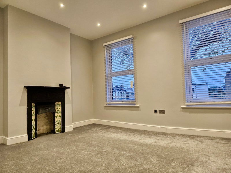 Photo 1: Furnished spacious double room (photo taken before furniture moved in)