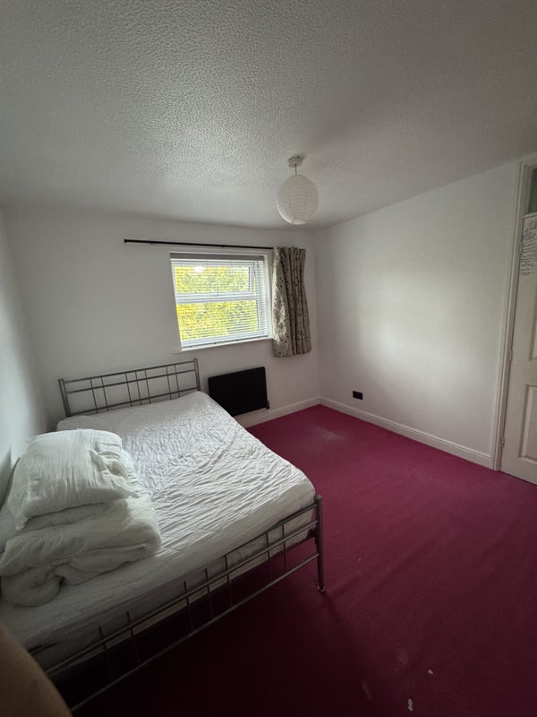 Photo 1: Room on offer