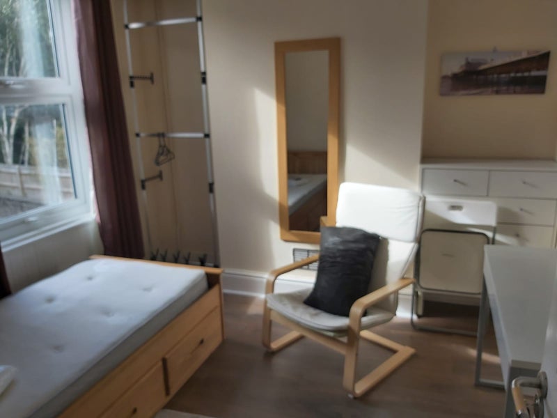 Photo 1: room 2 large single