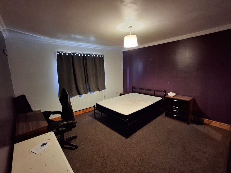 Photo 1: Very spacious double bedroom 