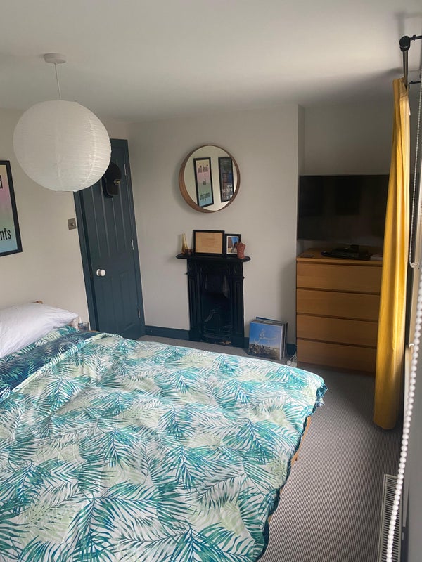 Photo 1: Room 1 (available Dec 1st)