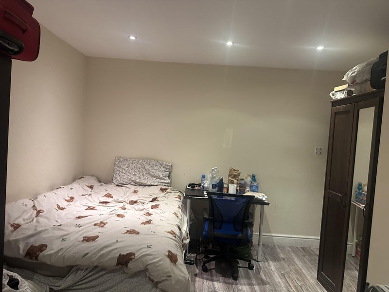 Photo 1: Ensuite room 2