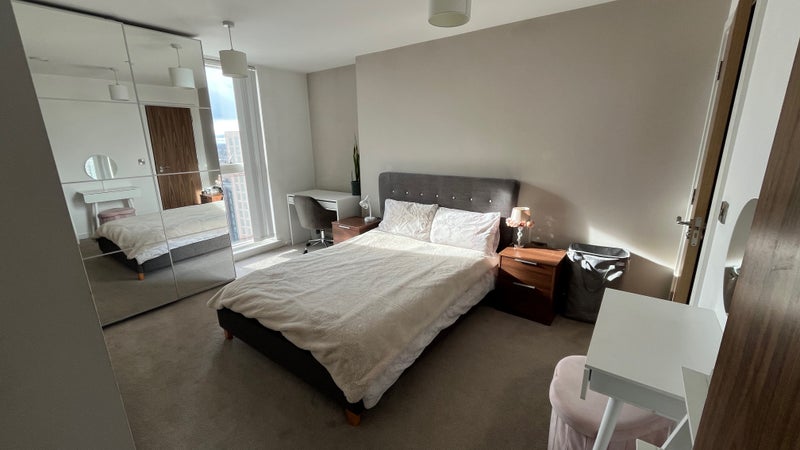 Photo 1: Entering the room from the corridor