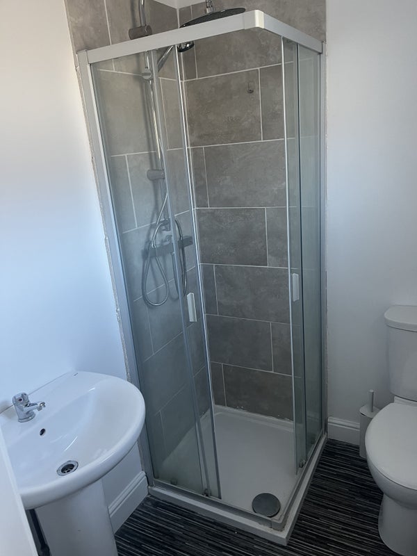 Photo 1: En suite bathroom