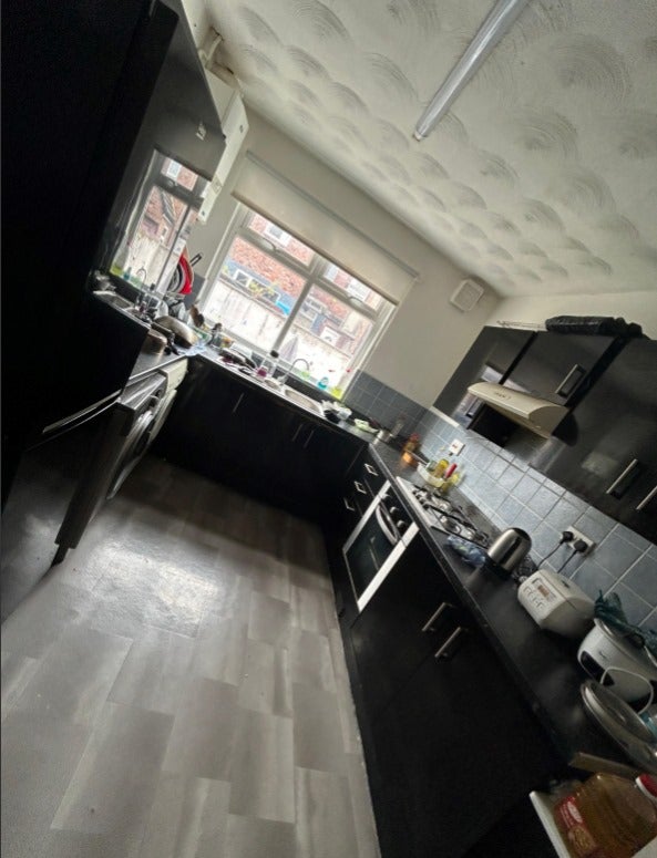 Photo 1: Fully furnished kitchen