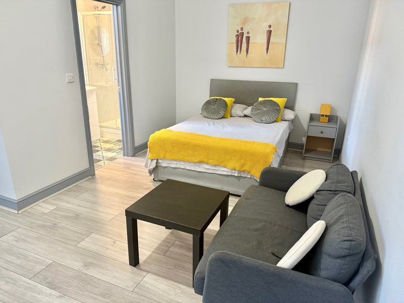 Photo 1: LARGE DOUBLE ROOM WITH SITTING AREA AND DESK