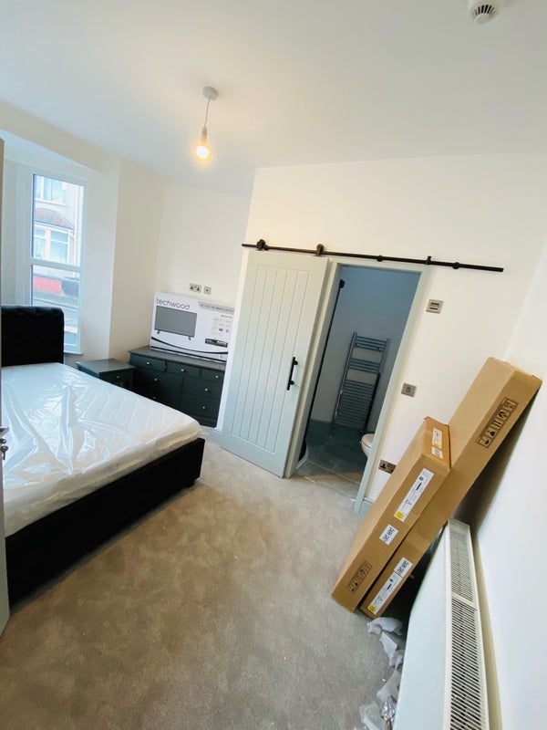 Photo 1: Room 1 - Ensuite room available