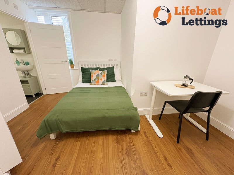 Photo 1: Double ensuite a