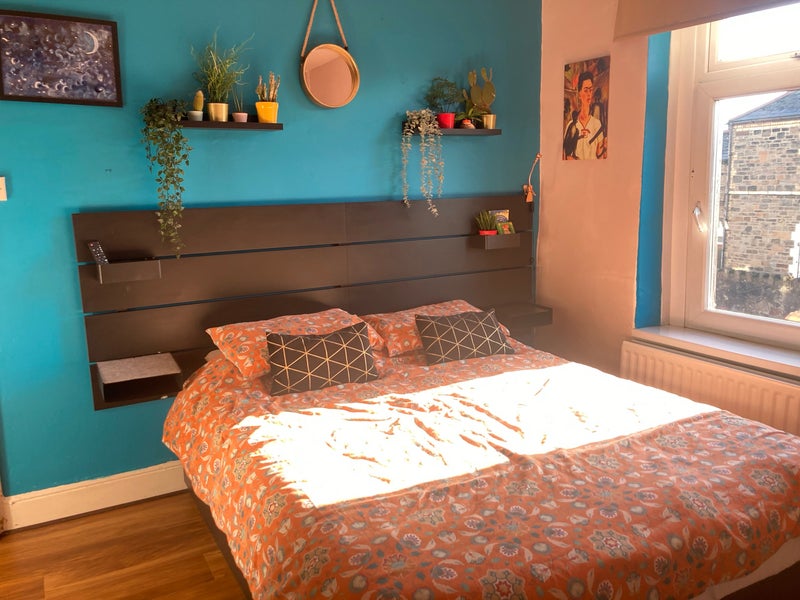 Photo 1: Sunny south facing room, King size bed with orthopedic matress