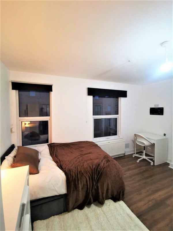 Photo 1: En suite bedroom