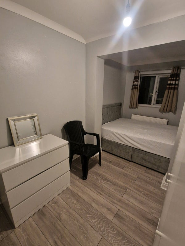 Photo 1: Room 4 - double bed en suite