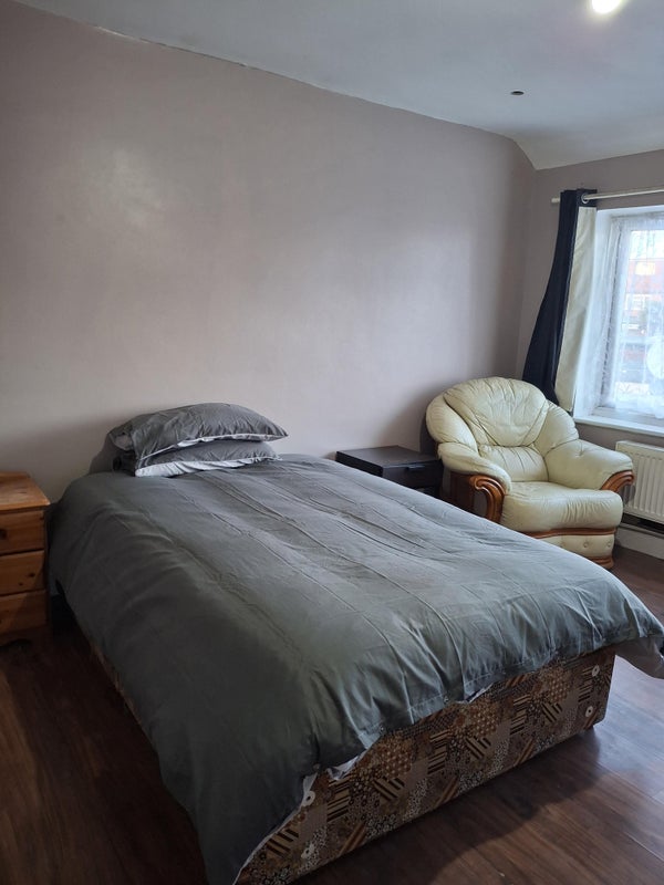 Photo 1: Spacious room