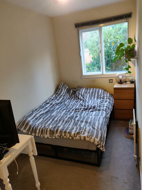 Photo 1: Room fitted with double bed