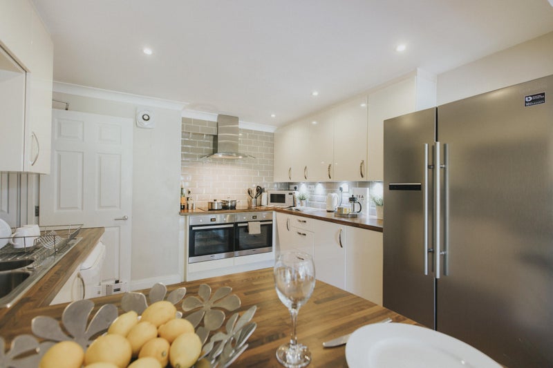 Photo 1: Fully equipped kitchen with all modern appliances