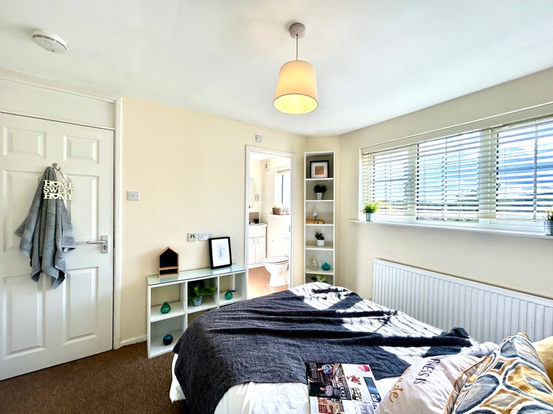 Photo 1: Room 4 - All bills included in this spacious ensuite room