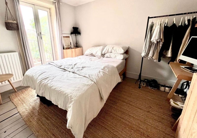 Photo 1: Room available 