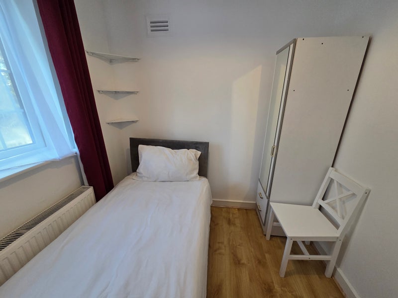 Photo 1: Single Bedroom