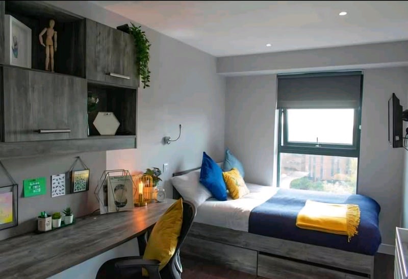 Photo 1: Bedroom