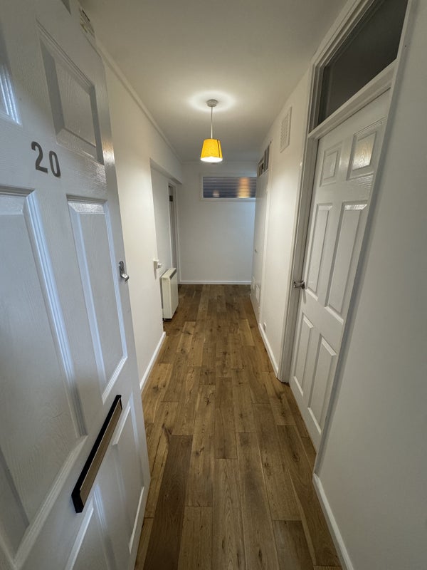 Photo 1: Entrance hall 