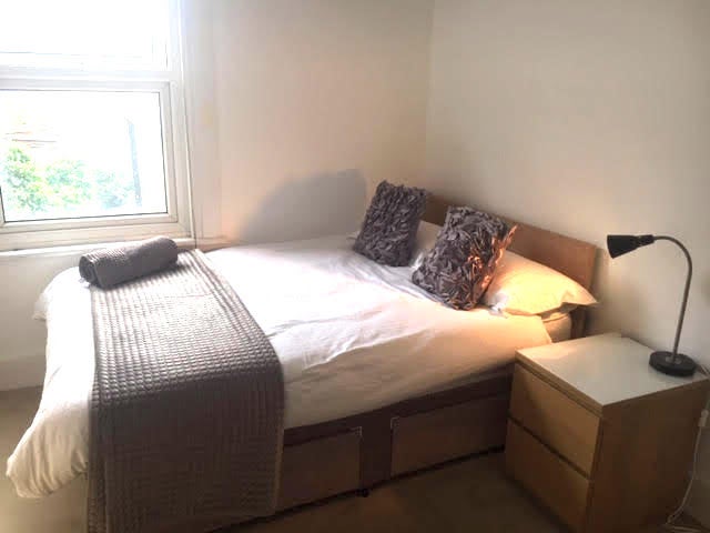 Photo 1: Modern Double Room