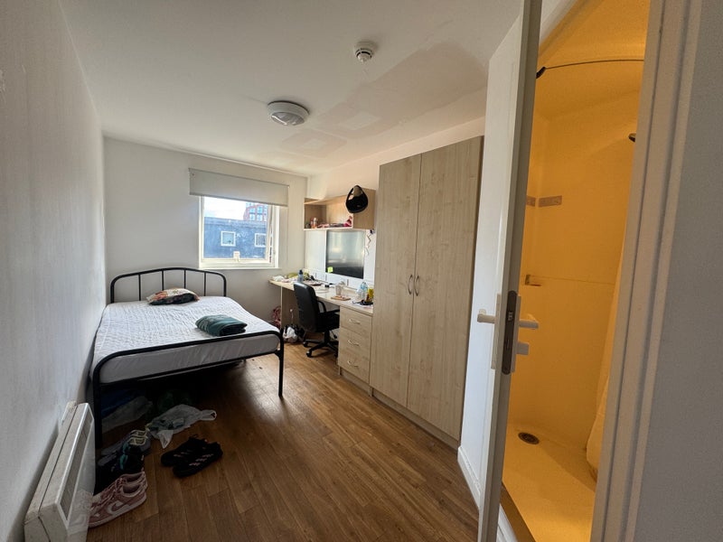 Photo 1: 1 bed with attached bathroom 