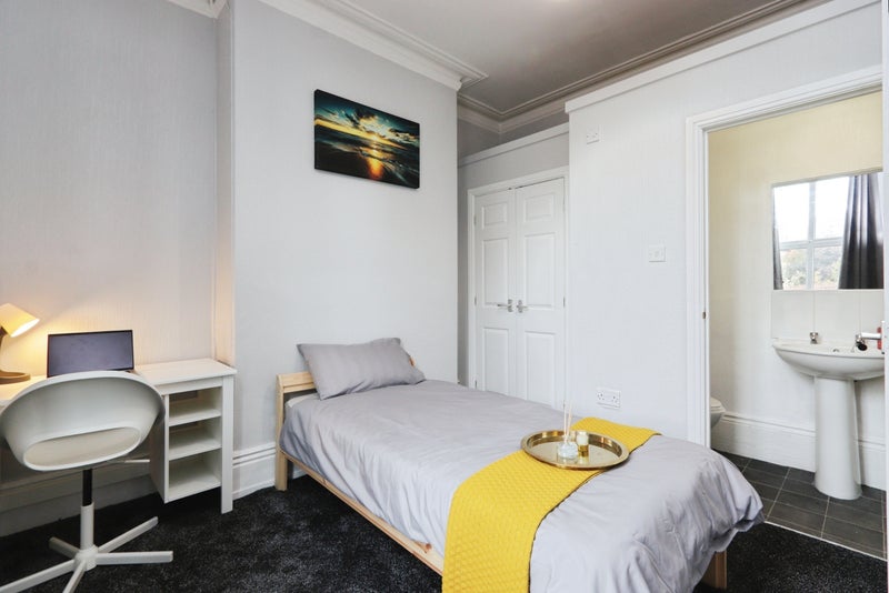 Photo 1: Ensuite - Room1